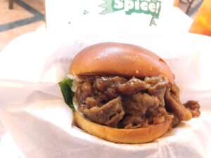 黒毛和牛の肉盛りバーガーの写真